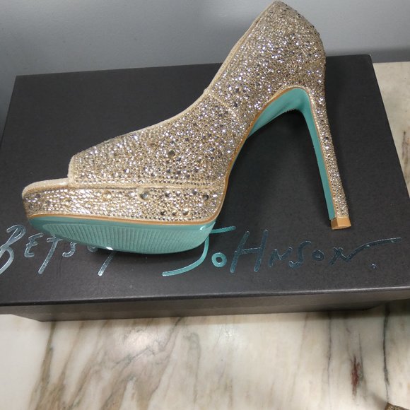NiB SPARKLING Betsey Johnson Dane Peep Toe Pump, Light Gold, 8.5 - Picture 15 of 16